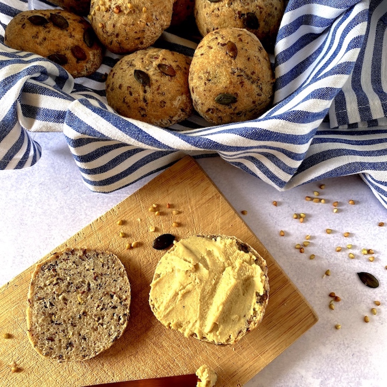 Brötchen in einem Korb glutenfrei und vegan