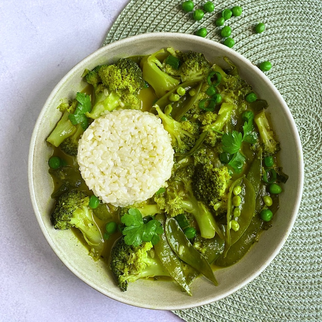 es grünes Gemüse-Curry mit Reis