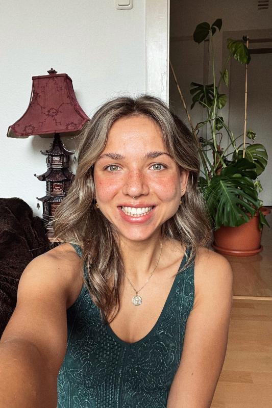 Porträt von Charleen Sternad, staatlich anerkannte Ernährungsberaterin und studierte Gesundheitsjournalistin, spezialisiert auf Blähbauch, Darmgesundheit, ganzheitliche Gesundheit, Prävention und Bildung