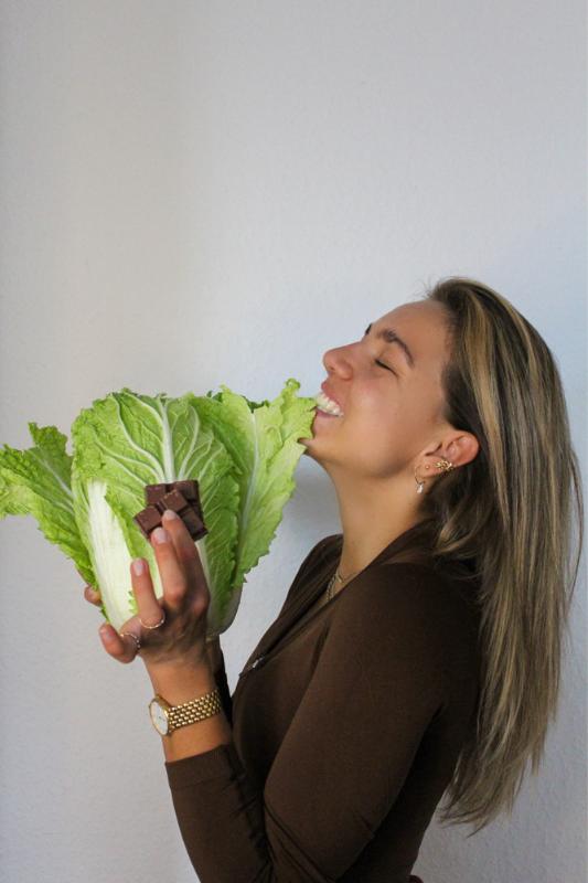 Charleen Sternad, staatlich anerkannte Ernährungsberaterin und studierte Gesundheitsjournalistin, spezialisiert auf Blähbauch, Darmgesundheit, ganzheitliche Gesundheit, Prävention und Bildung