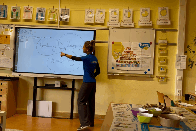 Ernährungsberatung in einer Grundschule im Rahmen eines Projekts der EDEKA Stiftung
