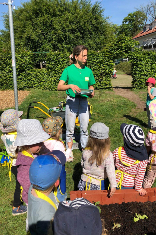 Vorschulkinder gärtnern am Hochbeet, im Rahmen des Projekts "Gemüsebeete für Kids" der EDEKA Stiftung